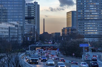 Motorway A40, Ruhrschnellweg, in Essen, junction Essen-Zentrum, city skyline, Ruhrschnellweg