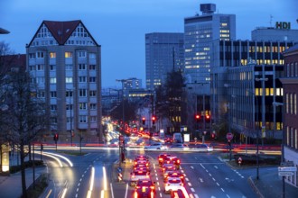 Evening city centre traffic in Essen, large intersection of Bismarckstrasse, B224, Friedrichstrasse