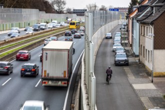 Motorway A40, Ruhrschnellweg, city centre of Essen, level with exit Essen-Frillendorf, track bus