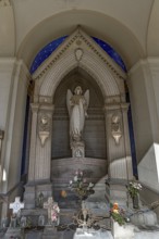 Angel, sculpture on a family tomb, Monumental Cemetery, Cimitero monumentale di Staglieno), Genoa,