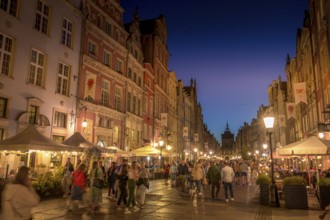 Patrician houses, tourists, Langgasse, Old Town, Gdansk, Pomeranian Voivodeship, Poland, Europe