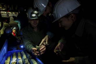 Reiche Zeche Mine Students check drill cores in the teaching and research mine