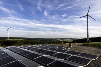 Windraeder und Solarfelder bei Lichtenau, 31.05.2023