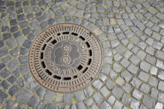 Manhole cover with city coat of arms and inscription, city, paving stones, market place, Fritzlar,