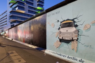 Mural on the rest of the Berlin Wall with the cardiac stress test (Test The Rest), Trabi