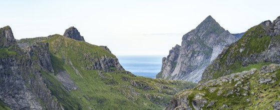 Mountain landscape with rocky pointed peaks, Moskenesøya, Lofoten, Nordland, Norway, Europe