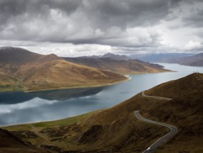 Yamdrok Lake at Kampala Pass, highlands of Tibet, China, Asia