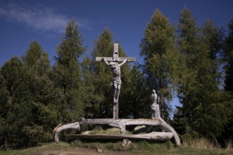 Summit cross and bench, Monte Piz, Alpe di Siusi, South Tyrol, Italy, Europe