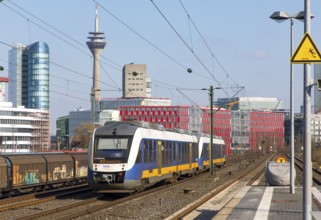 S-Bahn station, Düsseldorf-Hamm stop, Düsseldorf city centre skyline, Medienhafen, local train, NWB