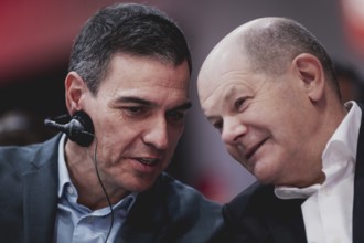 (L-R) Pedro Sanchez, Ministerpraesident von Spanien und PSOE-Vorsitzender, und Olaf Scholz (SPD),