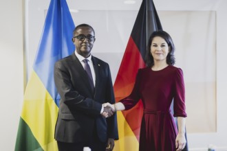 (R-L) Annalena Baerbock (Buendnis 90 Die Gruenen), Bundesaussenministerin, und Vincent Biruta,