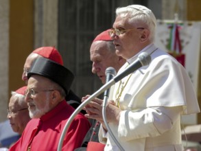 Pope Benedict XVI Joseph Ratzinger prays with Carinthians for 1st audience on 27. 04. 2005, St.