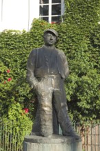 Heiner sculpture in Schustergasse in front of Gasthof Krone, statue, Darmstadt, Bergstrasse, Hesse,