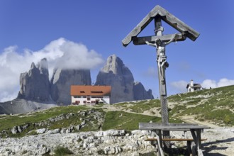 Crucifix and the Rifugio Antonio Locatelli in front of the Tre Cime di Lavaredo, Drei Zinnen,