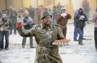 Els Enfarinats flour fight, rebels, armed with flour, eggs and firecrackers, take over the regiment