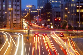 Evening city centre traffic in Essen, large intersection of Bismarckstrasse, B224, Friedrichstrasse