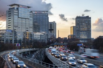 Motorway A40, Ruhrschnellweg, in Essen, junction Essen-Zentrum, city skyline, Ruhrschnellweg