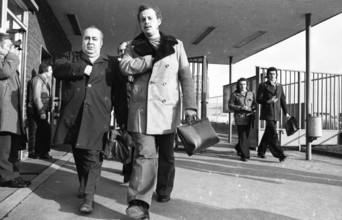 The shift change at the Opel factory gate in Bochum on 29.1.1975, Germany, Europe