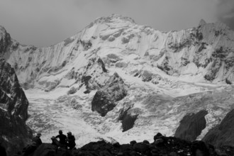 Trekkers amongst the mountains of the Cordillera Huayhuash, Peru, South America