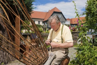 Obercunnersdorf in Upper Lusatia, basket maker Heinrich at work