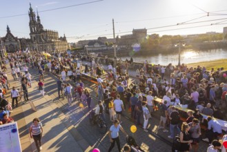 Dresden eats colourfully on Augustusbrücke and Schlossplatz. The motto of this year's banquet is