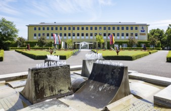 Fountain in the spa gardens in front of the Europa Therme, Bad Füssing, Lower Bavaria, Bavaria,