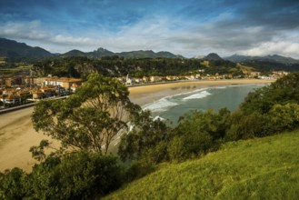 Village and beach, Ribadesella, Asturias, Asturias, Costa Verde, Northern Spain, Spain, Europe