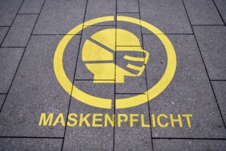 Notice on mask obligation on a pavement at Jungfernstieg, Covid, Corona, Hamburg, Germany, Europe