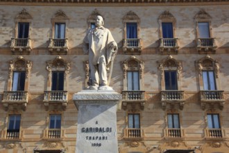 City of Trapani, Statue of Giuseppe Garibaldi in Piazza Garibaldi, Sicily, Italy, Europe