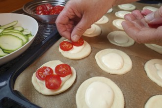 Swabian cuisine, preparation of mini dinnete, also dennete, dinnede, dennetle, hearty, salty, raw