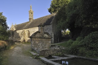 Fountain and Notre-Dame-de-Bonne-Nouvelle chapel at Locronan, Finistère, Brittany, France, Europe