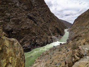 Yarlung Tsangpo River in mountain gorge, Brahmaputra, highlands of Tibet, China, Asia