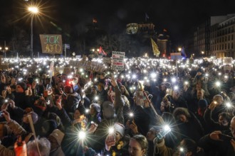 Tens of thousands of people demonstrated against right-wing populism and in favour of democracy at