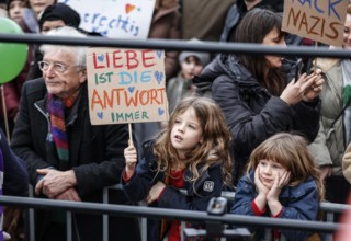 Tens of thousands of people demonstrated against right-wing populism and in favour of democracy at