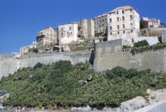 Historische Gebäude am Wasser in der befestigten Zitadellenstadt Calvi, Korsika, Frankreich, Ende