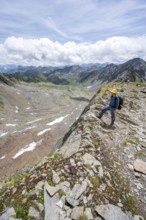 Mountaineers at Prägrater Törl, view of mountain peaks and valley, Lasörling Höhenweg, Lasörling