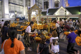 Buddhists praying at a temple on Sukhumvit Road, Bangkok, Thailand, Asia