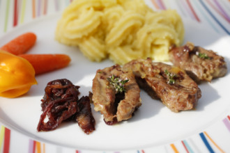 Swabian cuisine, sour kidneys with parsley root and mashed potatoes, mashed potatoes, offal, pork