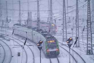 Winter weather, heavy snowfall, railway tracks in front of Essen main station, S-Bahn train, North