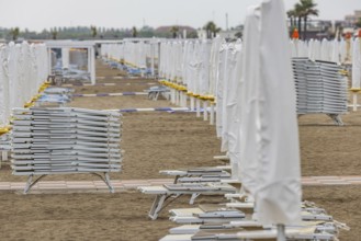 Bagni Lungomare, Chioggia. Bathing beach on the Adriatic in bad weather. All deckchairs are free.