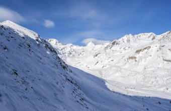 Snow-covered mountain landscape, Hinteres Martelltal with mountain peak Königsspitze, Ortler Alps,