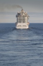 Cruise ship shelf Princess, Princess Cruises, 330 metres long, 3600 passengers, open-air cinema,