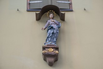 Figure of the Virgin Mary with canopy on a house, Dinkelsbühl, Bavaria, Germany, Europe