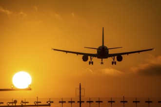 Aircraft approaching the main runway south, 05R/23L, runway lighting, approach aids, at Düsseldorf