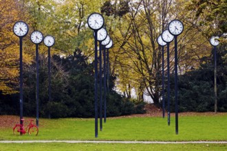 Artwork Time field, 24 synchronised station clocks, Artist Klaus Rinke, Time changeover,