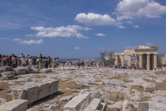 Queue of tourists in front of the Propylaea on the Acropolis, Athens, Greece, Europe