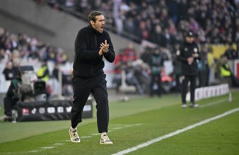 Coach Julian Schuster SC Freiburg SCF on the sidelines Gesture Gesture Clapping his hands in