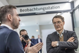 Federal Health Minister Karl Lauterbach (right, SPD) visiting a clinic in Baden-Württemberg, where