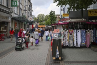 Bottrop, North Rhine-Westphalia, Germany, Many people out and about on market day in the city