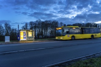 Bus stop Am Treppchen, in the evening, illuminated, Meisenburger Straße, Essen-Schuir, line 142, in